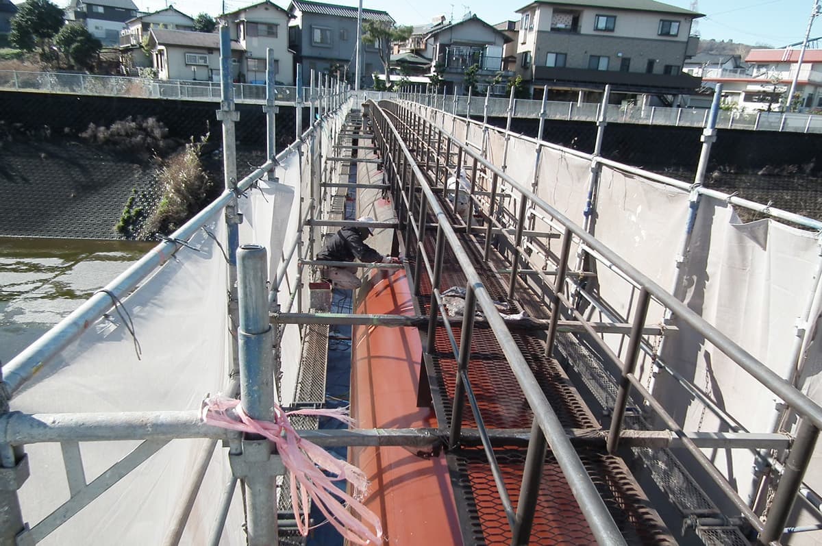 富士宮の鉄部や橋梁修繕の和光美装の水管橋サビ止め塗りのイメージ画像