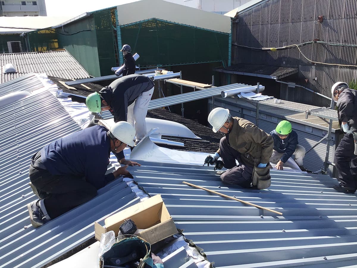 富士宮の和光美装による工場改修工事の遮熱シート＋折板カバー工法のイメージ画像