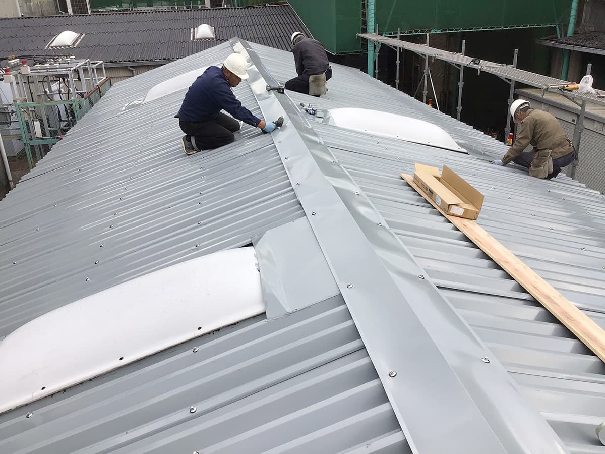 富士宮の和光美装による工場改修工事の屋根の上の工事現場のイメージ画像