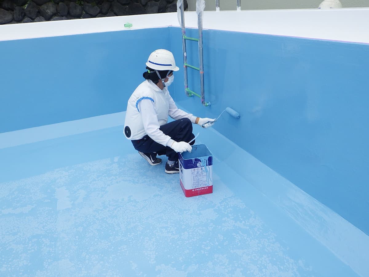 富士宮の和光美装によるプール改修工事の上塗りのイメージ画像