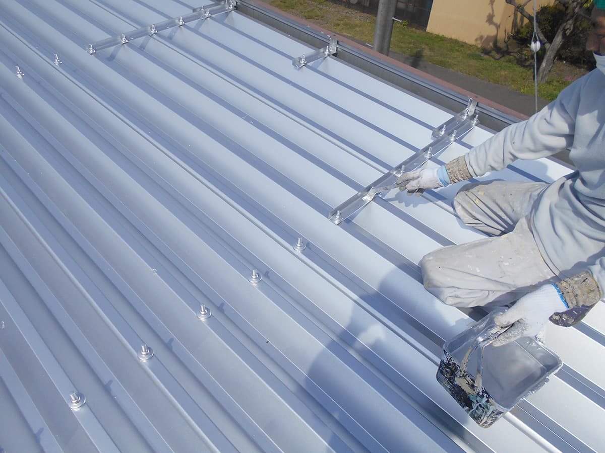 富士宮の和光美装による塗装工事の折板屋根塗装のイメージ画像