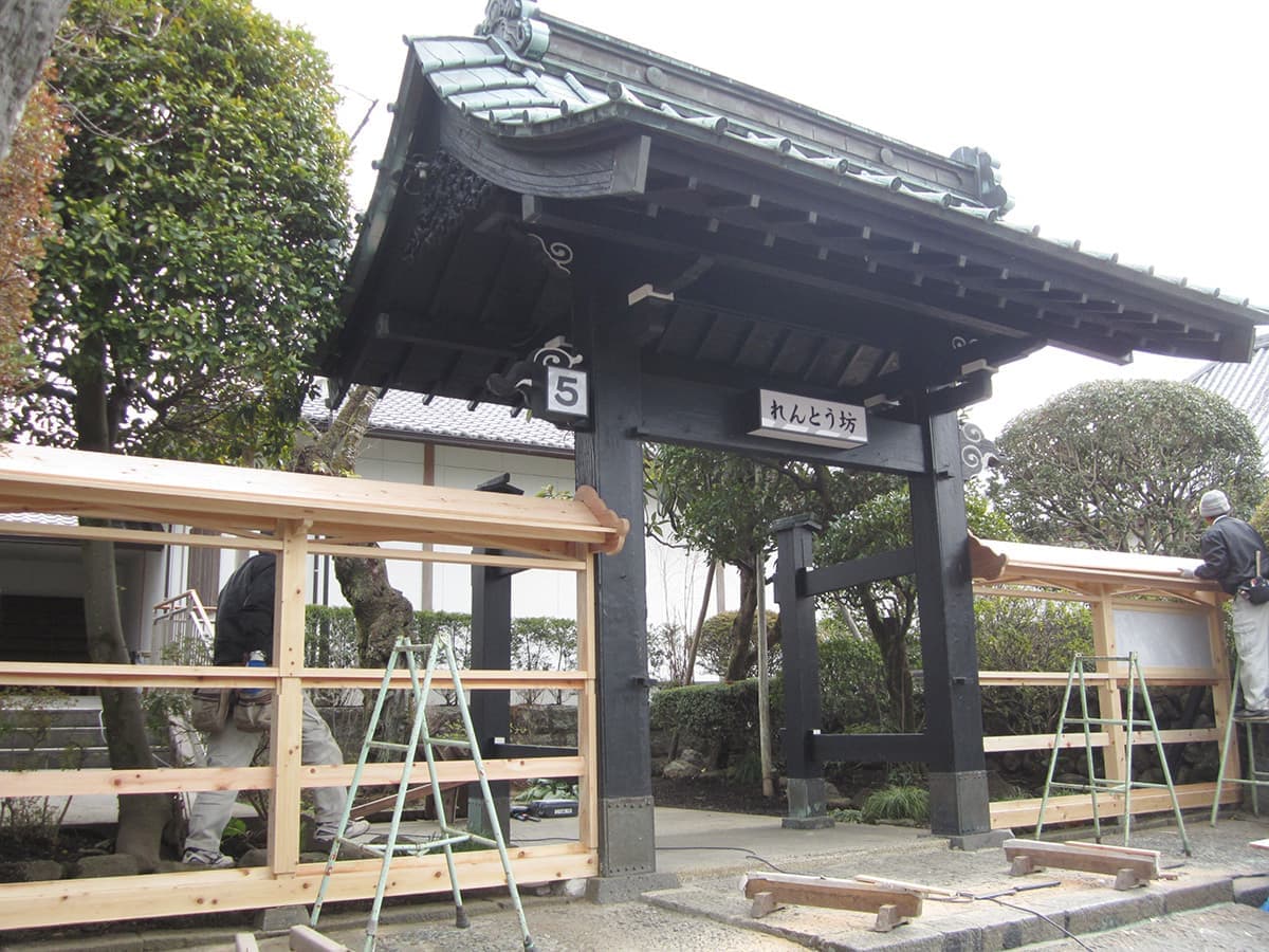 富士宮の和光美装による神社・仏閣の改修工事の門修繕のイメージ画像