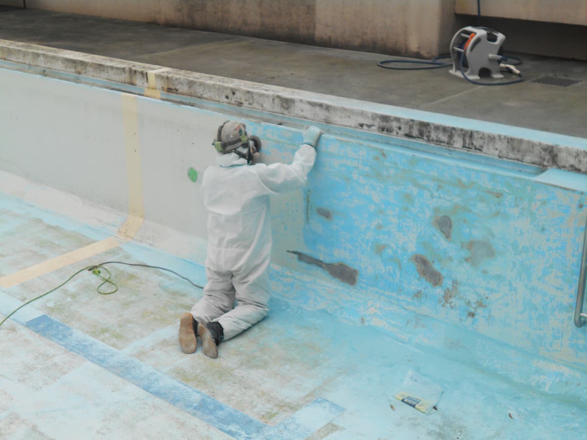 富士宮の和光美装によるプール改修工事の旧塗膜撤去のイメージ画像