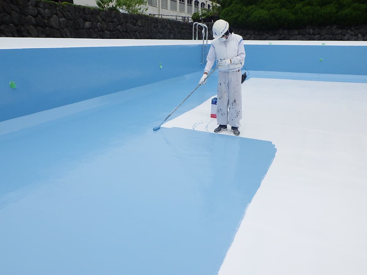 富士宮の和光美装によるプール改修工事の内塗りのイメージ画像