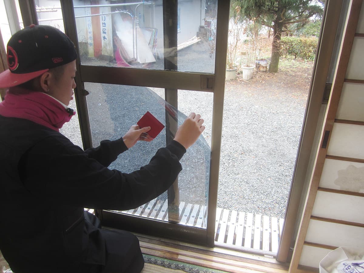 富士宮の和光美装による防犯工事の防犯ガラスフィルムの施工中のイメージ画像