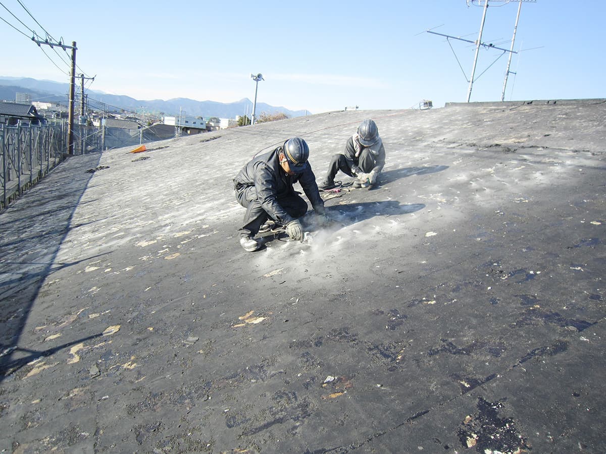 富士宮の屋根の修繕業者の和光美装の既存シングル撤去のイメージ画像