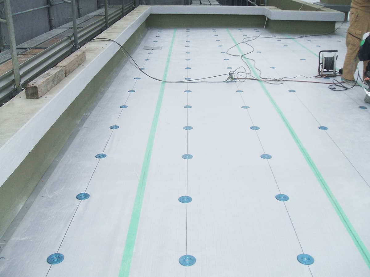 富士宮の屋上の防水工事、屋上の修繕工事の和光美装の塩ビシート防水 塩ビ鋼板のイメージ画像