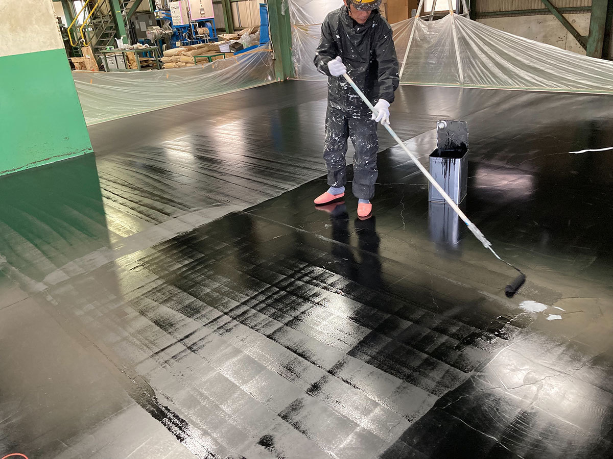 富士宮の和光美装による工場修繕の帯電防止防滑工法の施工中のイメージ画像